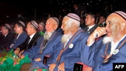 Пожилые мужчины-туркмены. Иллюстративное фото.