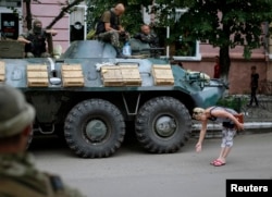 Мешканка Слов'янська вітає українських солдатів, 15 липня 2014 року