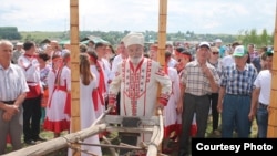 Виталий Станьял передает соху молодежи на народном празднике "Всечувашский Симек"