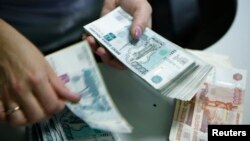 Ўз уйига ўзбекистонлик 14 фуқарони "прописка" қилиб олган россияликка суд 15 минг рубль жарима солди.