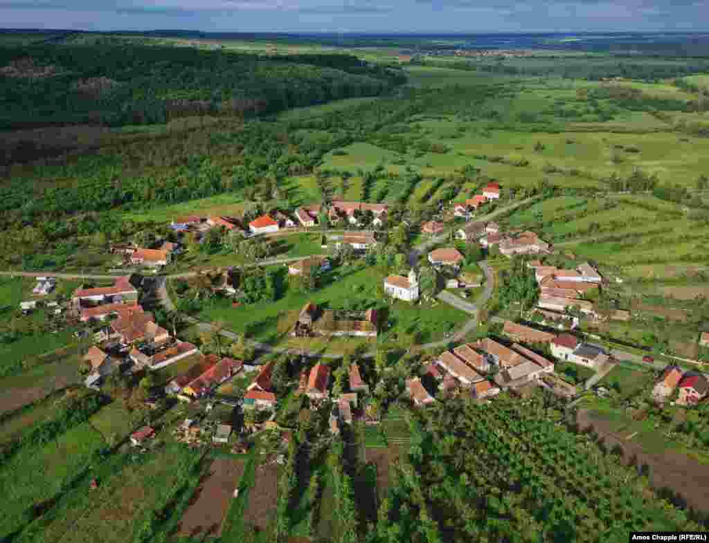 Šarlotenburg, naselje kružnog oblika koje su izgradili nemački doseljenici krajem 1700-ih. Direktor sajta posvećenog ovom selu rekao je za RSE/RL da je region &ldquo;dizajniran&rdquo; u kasnobaroknom stilu Habsburške imperije gde je &ldquo;sve što je moguće planirano u obliku pravougaonika I kvadrata. Jedini izuzetak je na području Banata kružno naselje. Ne znam razlog, ali uspelo je&rdquo;. Rumunija, 20. maj 2019. (Amos Chapple, RFE/RL)