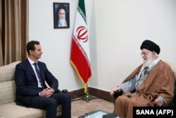 Верховный лидер Ирана аятолла Али Хаменеи во время встречи с сирийским президентом Башаром аль-Асадом. Тегеран, февраль 2019 года
