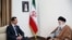 علی خامنه‌ای (راست) رهبر جمهوری اسلامی ایران در دیدار با بشار اسد، رئیس‌جمهور مخلوع سوریه