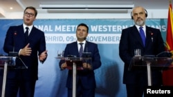 Հյուսիսային Մակեդոնիայի վարչապետ Զորան Զաևը, Ալբանիայի վարչապետ Էդի Ռաման և Սերբիայի նախագահ Ալեքսանդր Վուչիչը ասուլիս են տալիս Օհրիդում եռակողմ հանդիպումից հետո, 10-ը նոյեմբերի, 2019թ․