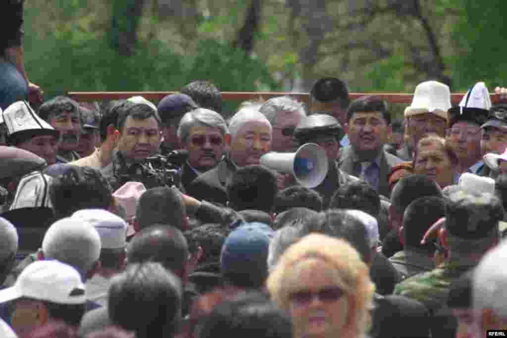 Петровкада 30-апрелде эл кайрадан нааразылык акциясына чыкты. - Kyrgyzstan -- Kyrgyz Lawmakers to Discuss the Cause of the Inter-Ethnic Tensions in the Town of Petrovka,30april2009