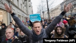 Aleksei Navalny (ortada) Moskvada 28 yanvar aksiyasında