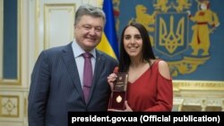 Победительница "Евровидения-2016" Джамала и президент Украины Пётр Порошенко