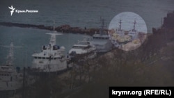 Захваченные Россией военные катера ВМС Украины у причальной стенки в акватории «Генмола», Керчь