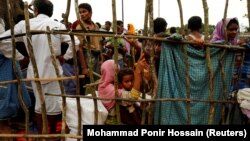 Рохинџа бегалци чекаат да влезат во кампот Кокс Базар во Бангладеш на 30 август 2017