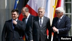 Ministrat (nga e majta) Pavlo Klimkin (Ukrainë), Sergei Lavrov (Rusi), Jean-Marc Ayrault (Francë) dhe Frank-Walter Steinmeier (Gjermani) para takimit të sotëm në Berlin