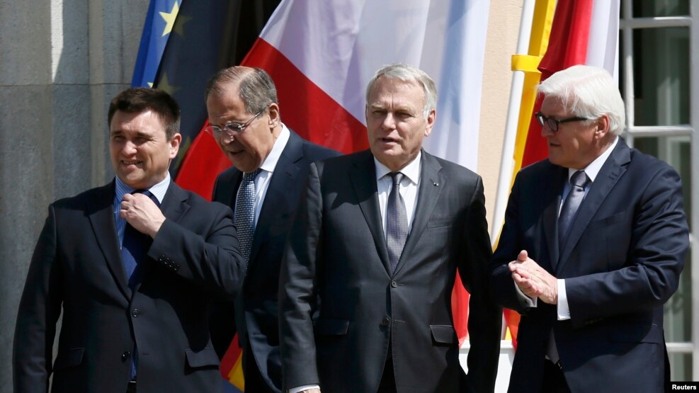 Ministrat (nga e majta) Pavlo Klimkin (Ukrainë), Sergei Lavrov (Rusi), Jean-Marc Ayrault (Francë) dhe Frank-Walter Steinmeier (Gjermani) para takimit të sotëm në Berlin
