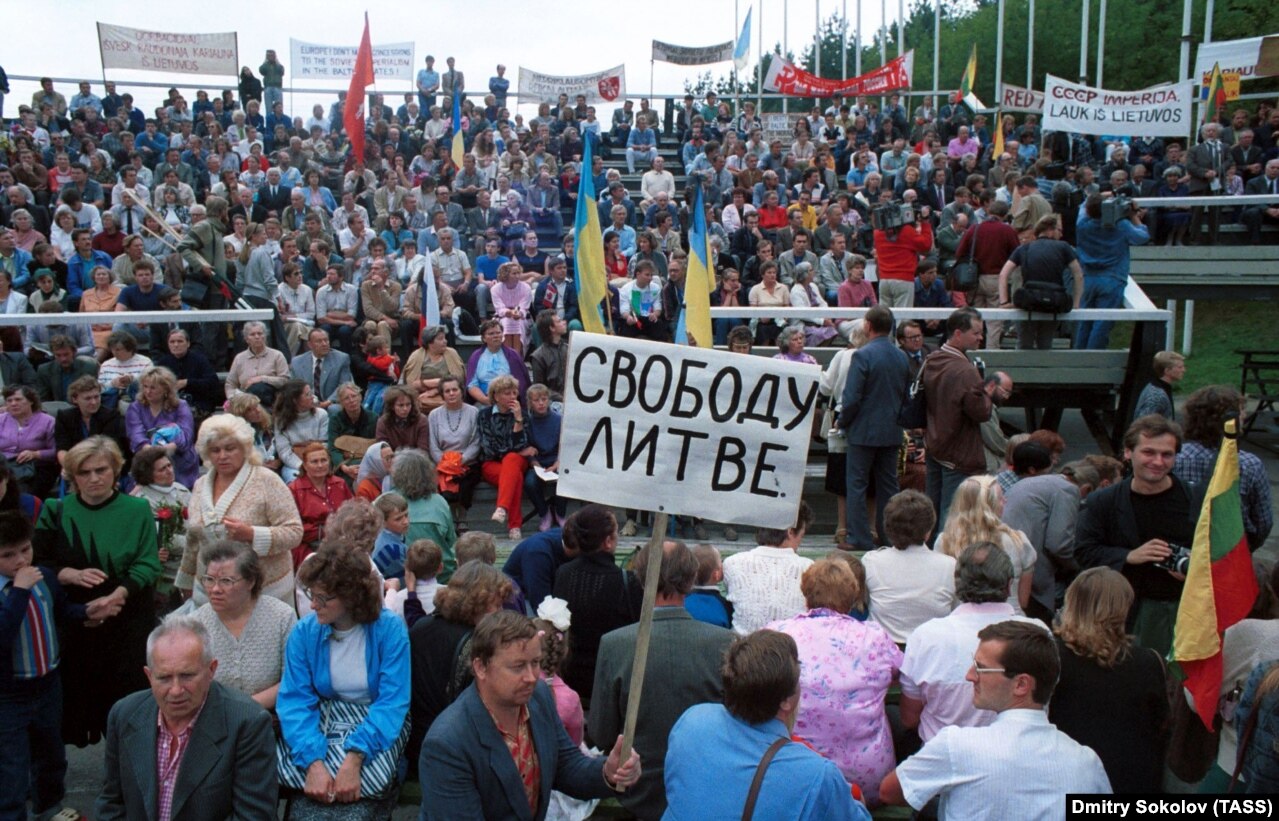 До офіційного розпаду СРСР ще залишалося понад два роки. Мітинг у столиці Литви, Вільнюс, 23 серпня 1989 року