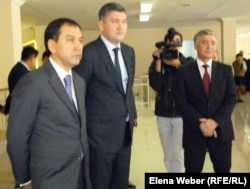 Саят Шаяхметов в бытность вице-министром образования и науки (в центре). Темиртау, 26 апреля 2013 года.