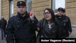 Полиция Санкт-Петербурга задерживает активистку Елену Григорьеву на акции протеста против дискриминации ЛГБТ, 17 апреля 2019 г.