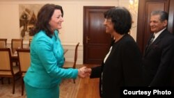 Prishtinë - Presidentja e Kosovës Atifete Jahjaga (M) me Komisioneren eLartë të Organizatës së Kombeve të Bashkuara për të Drejtat e Njeriut, Navi Pillay, 20Qershor2013