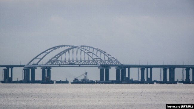 Во время строительства Керченского моста Россия блокировала проход кораблей в украинские порты