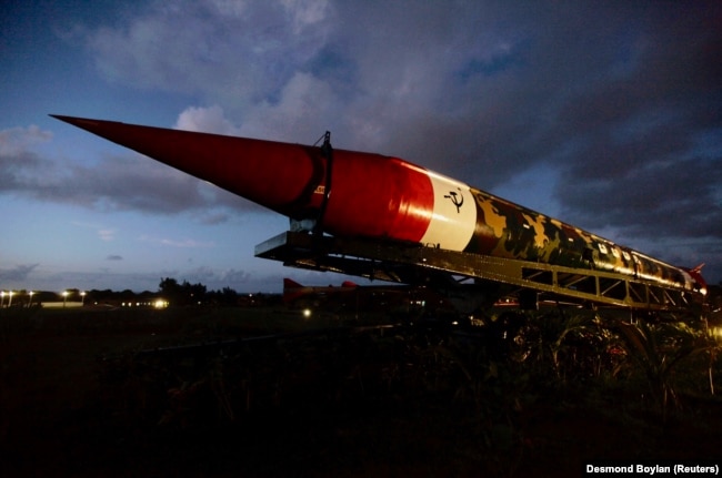 Советская баллистическая ракета средней дальности Р-12 (по классификации США и НАТО — SS-4 "Sandal"), способная нести ядерное оружие, эпохи "Карибского кризиса". Музей-крепость Ла-Кабана в Гаване