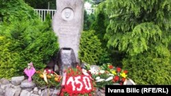 Cvijeće ispred spomenika prim.dr. Abdulahu Nakašu ispred bolnice koja nosi njegovo ime, Sarajevo, 11. svibnja 2016.