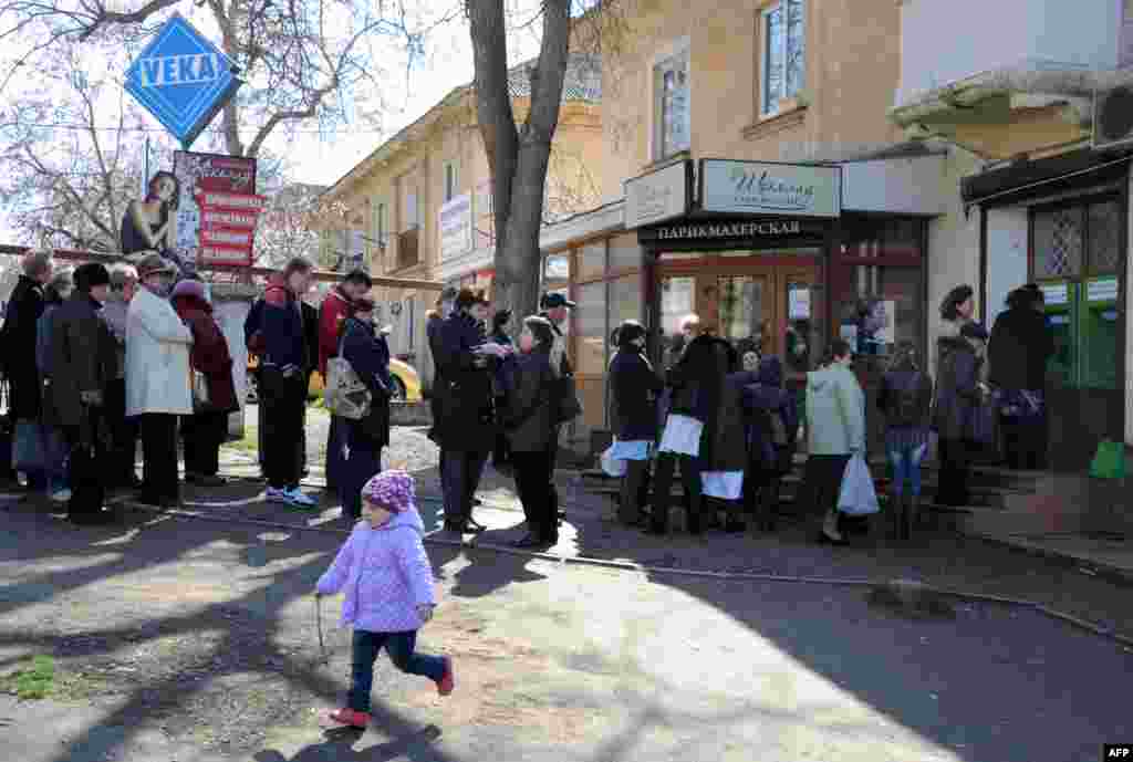 Ukraine -- Crimea - People queue to withdraw their deposits from automated teller machines outside a Ukrainian PrivatBank office in Sevastopol, Crimea, on March 18, 2014.