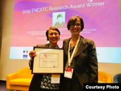 Тануровска Ќулавковски со менторката Милена Драгичевиќ Шешиќ