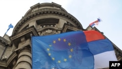 Zastava Srbije i EU na zgradi Skupštine Srbije (mart 2021.)