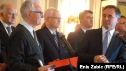 Profesor Miodrag Milošević prima nagradu na božićnom domjenku, foto: Enis Zebić