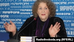 Ліна Костенко під час презентації роману «Записки самашедшого», Київ, грудень 2010 року