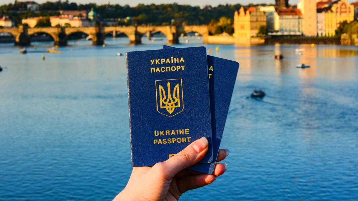 Військовозобов’язані чоловіки зможуть отримати паспорт лише на території України ­– постанова уряду
