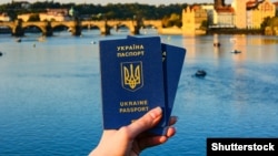 Чоловіки віком від 18 до 60 років зможуть отримати документи лише на території України