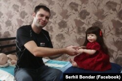 Ветеран АТО Сергій Бондар з виробленою ним лялькою