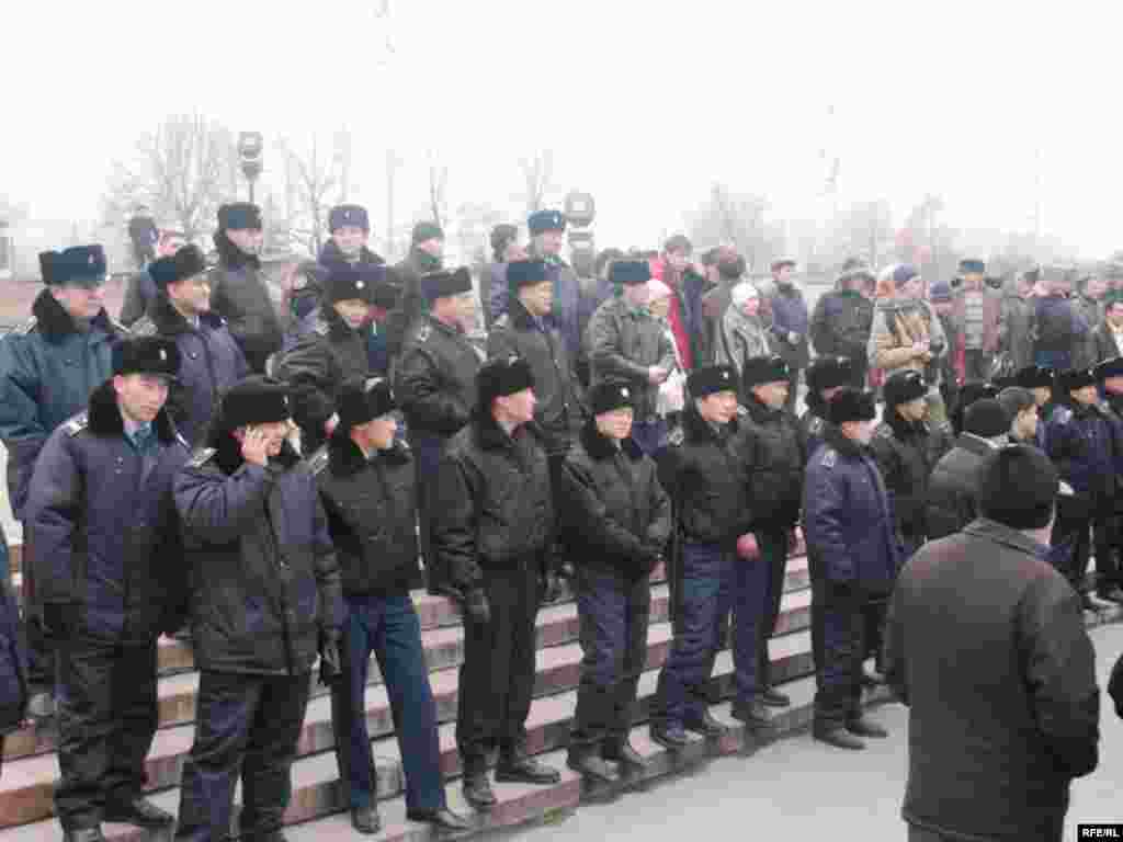 Отряд полиции наблюдает за митингом протеста на Площади Республики. Алматы, 16 декабря 2008 года. - Отряд полиции наблюдает за митингом протеста на Площади Республики. Алматы, 16 декабря 2008 года. 