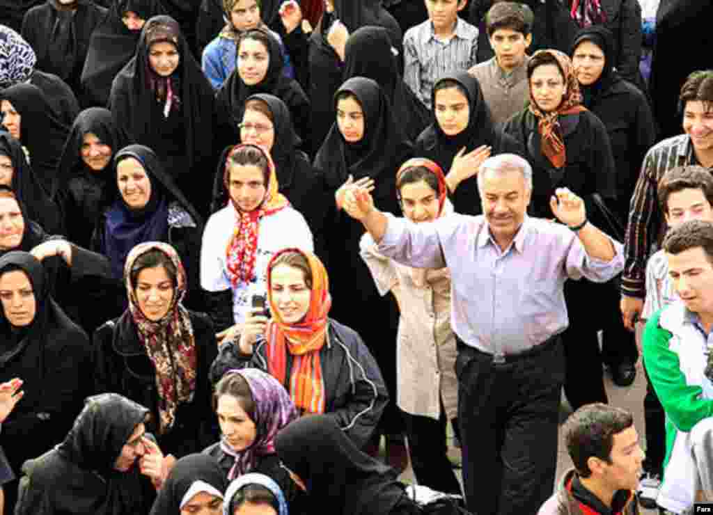 در ايران روز ۱۰ ارديبهشت ماه، روز ملی خليج فارس نامگذاری شده است. اولين همايش بزرگ پياده روی خانوادگی به مناسبت روز ملی خليج فارس برگزار شده بود.