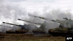 Российские самоходные гаубицы на военных учениях.