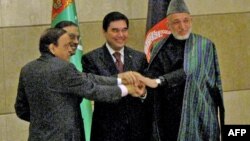 Пакистанскиот претседател Асиф Али Зардари, индискиот министер за нафта и гас Мурли Деопра, туркменистанскиот претседател Гурбангули Бердимухамедов и авганистанскиот претседател Хамид Карзи по потпишувањето на договорот за гасоводот ТАПИ на 11 декември 20