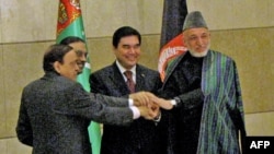 India's Petroleum Minister Murli Deopra (left), Pakistani President Asif Ali Zardari, Turkmen President Gurbanguly Berdymukhammedov, and Afghan President Hamid Karzai sign an agreement on TAPI in 2010