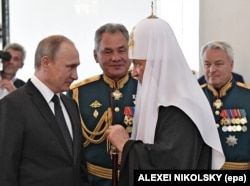 Слева направо: российский президент Владимир Путин, министр обороны России Сергей Шойгу и Московский патриарх Кирилл. Петербург, 30 июля 2017 года