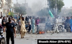 Supporters of Tehrik-e Labaik protest on November 2 in Karachi.