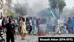 Hardline supporters of Islamist political party Tehreek-e-Labaik Pakistan violently protest in Karachi on November 2.