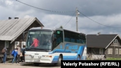 Туристы автобусами приезжают в Кинерму почти каждый день