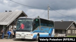 Tourist buses are a common sight in Kinerma.