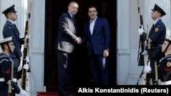 Հունաստանի վարչապետ Ալեքսիս Ցիպրասը ողջունում է Աթենք ժամանած Թուրքիայի նախագահ Ռեջեփ Էրդողանին, 7-ը դեկտեմբերի, 2017թ․