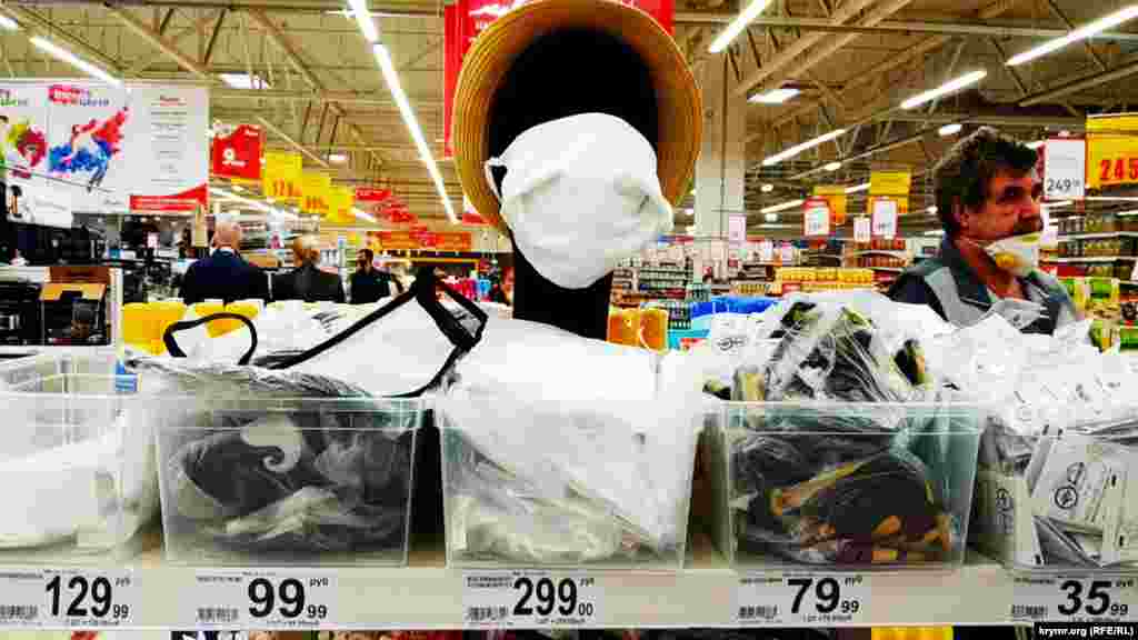 В продаже появились защитные маски от 80 до 300 рублей (от 29 до 108 грн)