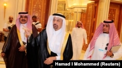 وزیر نفت عربستان (نفر وسط) می‌گوید که کشورش می‌خواهد مسائل مربوط به نفت را از امور سیاسی جدا نگه دارد.
