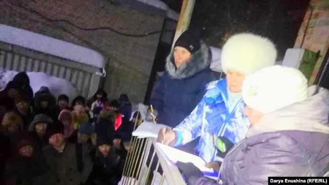С 1 января мигранты занимали очередь и вносили себя в списки.