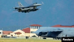 Aeroplani luftarak amerikan i tipit F-16 mbi bazën Incirlik në Turqi 
