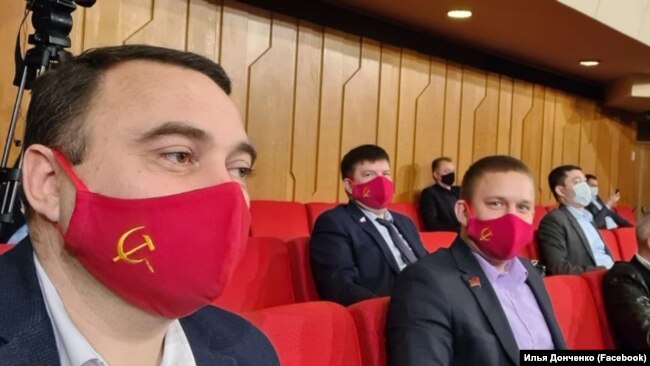 Депутаты крымского парламента Сергей Богатерынко и Илья Донченко (слева направо) на заседании крымского парламента 6 апреля 2020 года