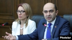 «Լուսավոր Հայաստան» խմբակցության պատգամավոր Մանե Թանդիլյանը և խմբակցության ղեկավար Էդմոն Մարուքյանը։