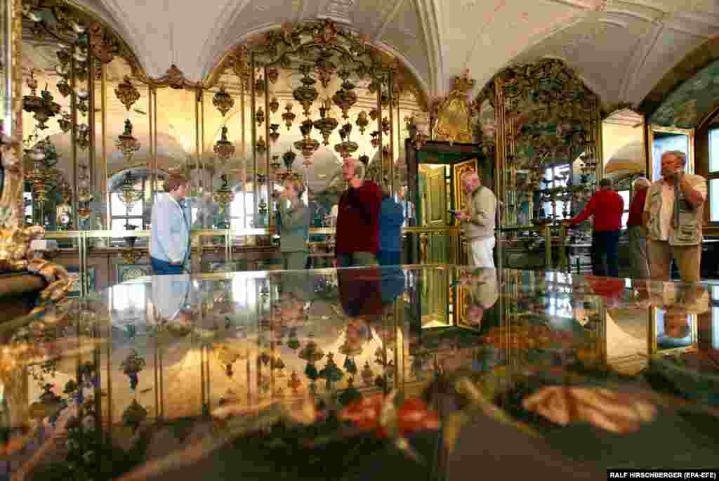 Visitors admire the Green Vault in 2007.