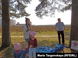 Антон Косяков с детьми, между этими деревьями был натянут гамак