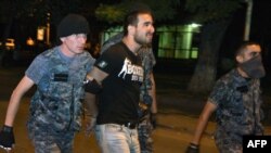Полицейсике задерживают демонстранта, Ереван, 29 июля 2016 г.